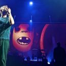 Участника группы Gorillaz госпитализировали после падения со сцены